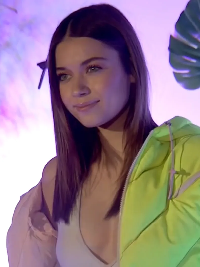 Balıkesir doğumlu oyuncu ve model Afra Saraçoğlu'nun portre görünümü
