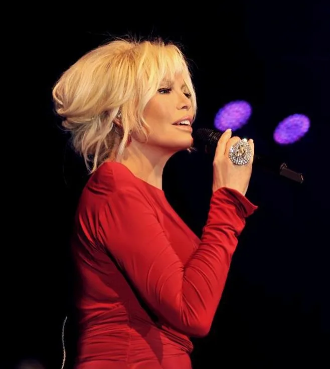 Ajda Pekkan'ın sahne döneminden bir portresi; Türk pop müziğinin Süperstar olarak anılan ismi