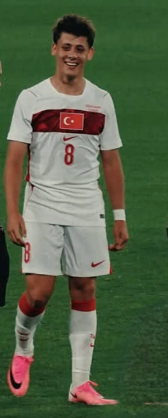Arda Güler’in Real Madrid ve Türkiye formasıyla tanınan genç futbolcu portresi