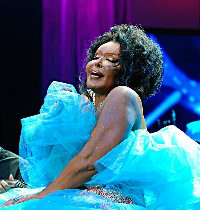 Bülent Ersoy'un sahnede klasik Türk müziği ve arabesk repertuvarıyla konser verdiği bir an
