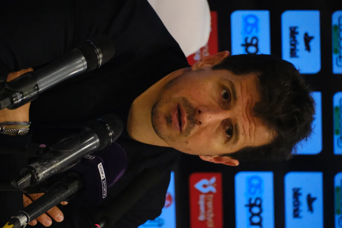 Emre Belözoğlu'nun futbolculuk döneminden bir kare, orta sahada oyunu yönlendirirken