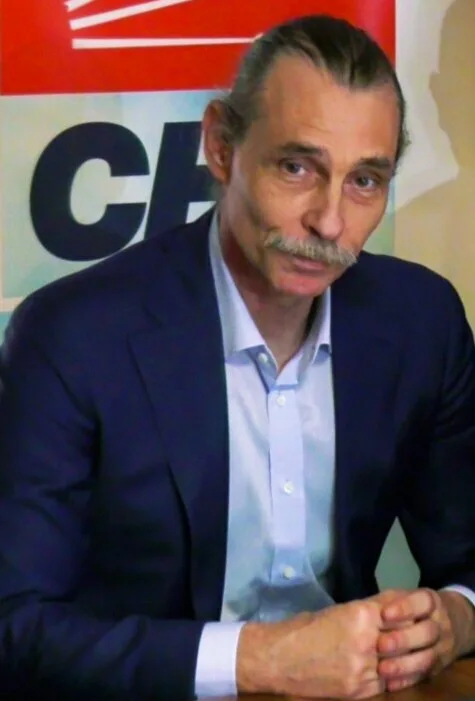 Oyuncu, tiyatro yönetmeni ve siyasetçi Erdal Beşikcioğlu'nun portre fotoğrafı