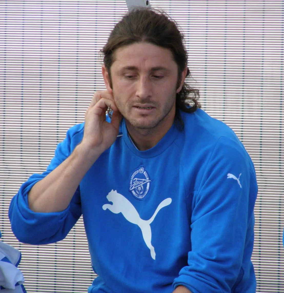 Fatih Tekke'nin Trabzonspor teknik direktörü olarak saha kenarında yer aldığı bir görüntü