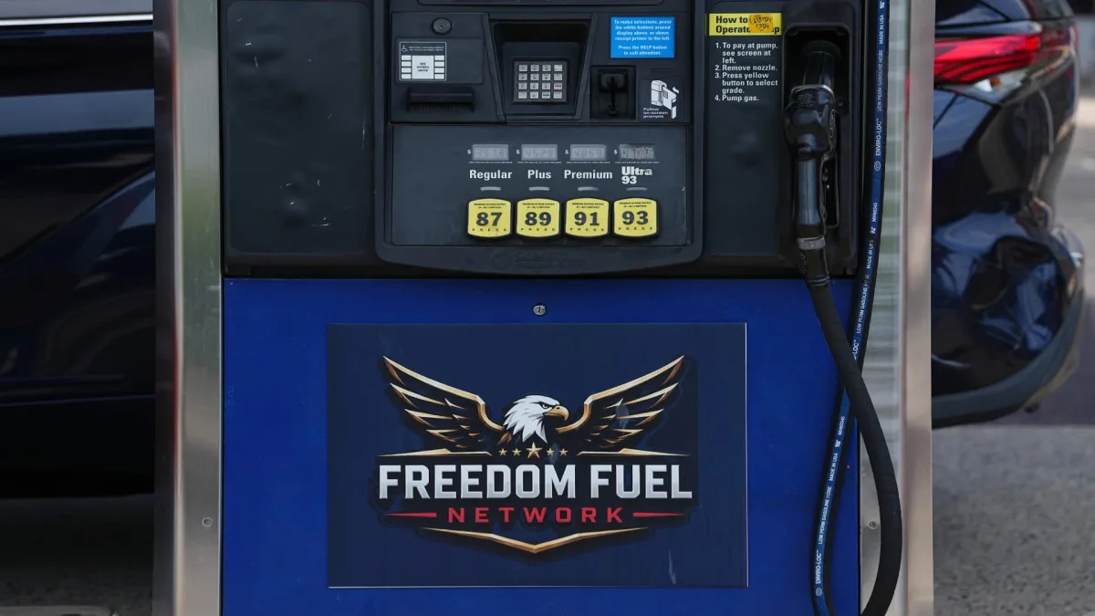 Estación de Freedom Fuel con precios de gasolina rebajados en Estados Unidos