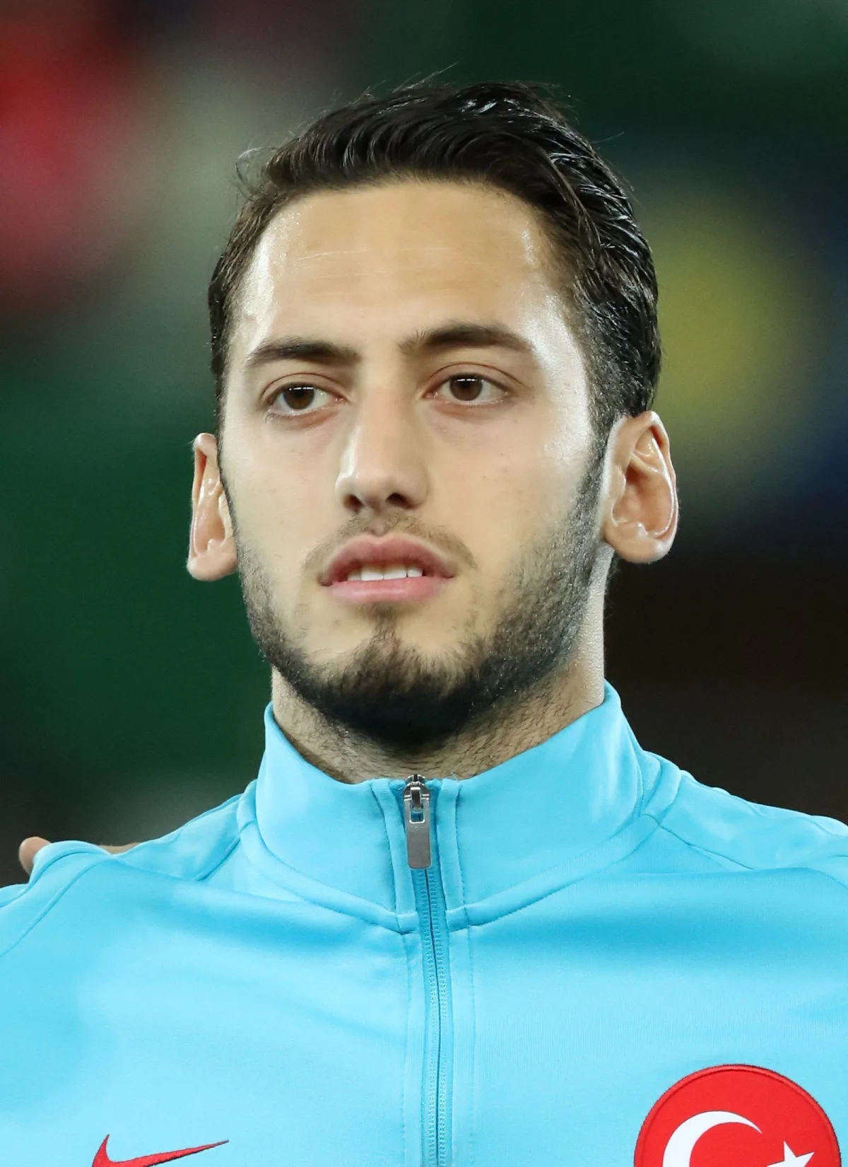 Hakan Çalhanoğlu'nun orta saha oyuncusu olarak tanındığı kariyerini yansıtan portre