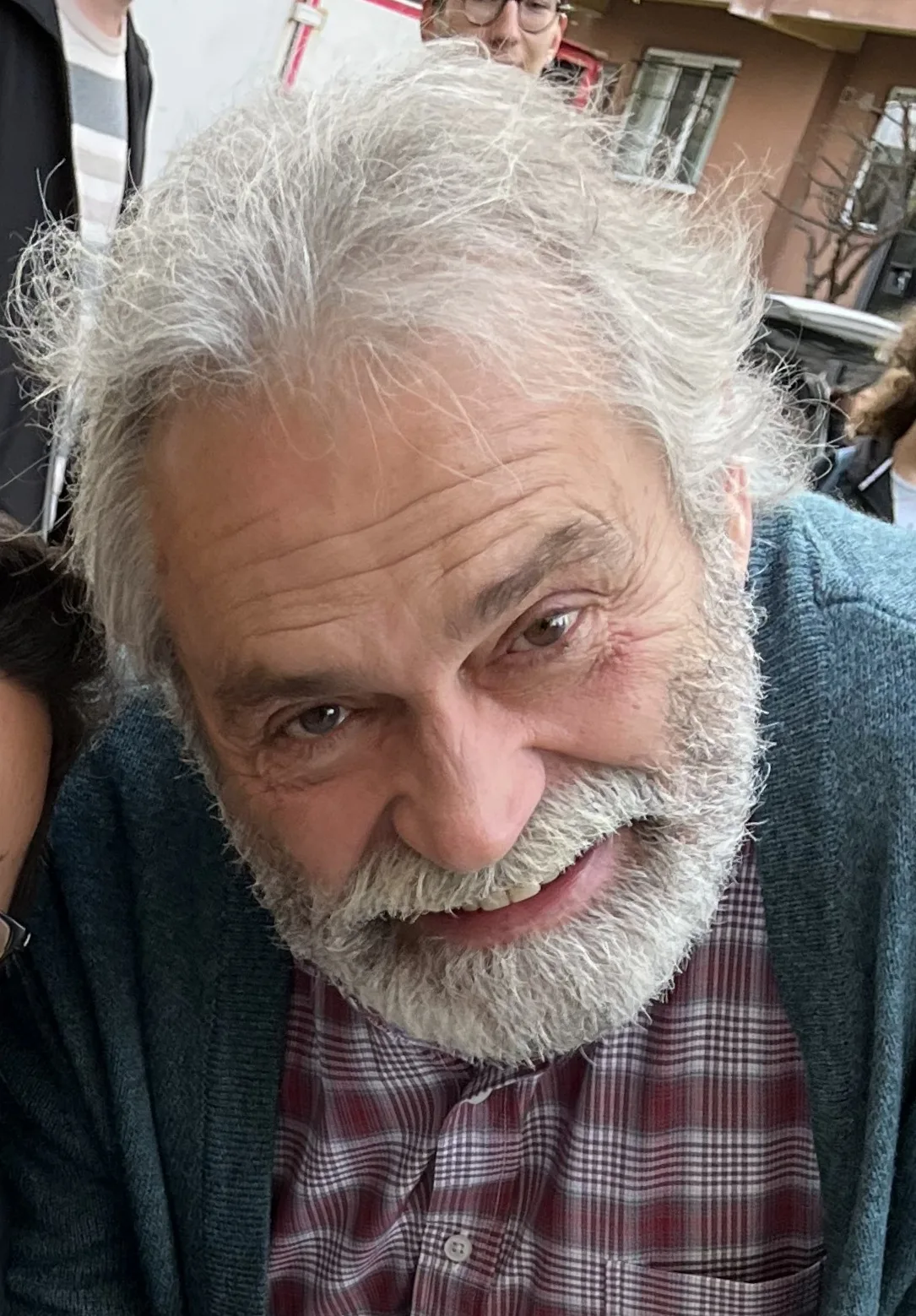 Haluk Bilginer'in tiyatro, sinema ve televizyon kariyerini temsil eden portresi