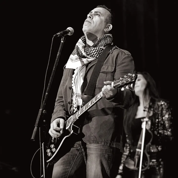Haluk Levent’in sahnede performans sergilediği bir konser anını betimleyen görsel