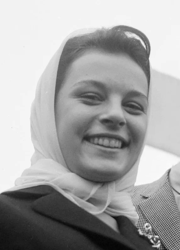Hülya Koçyiğit'in sinema ve televizyon kariyerini simgeleyen portre fotoğrafı