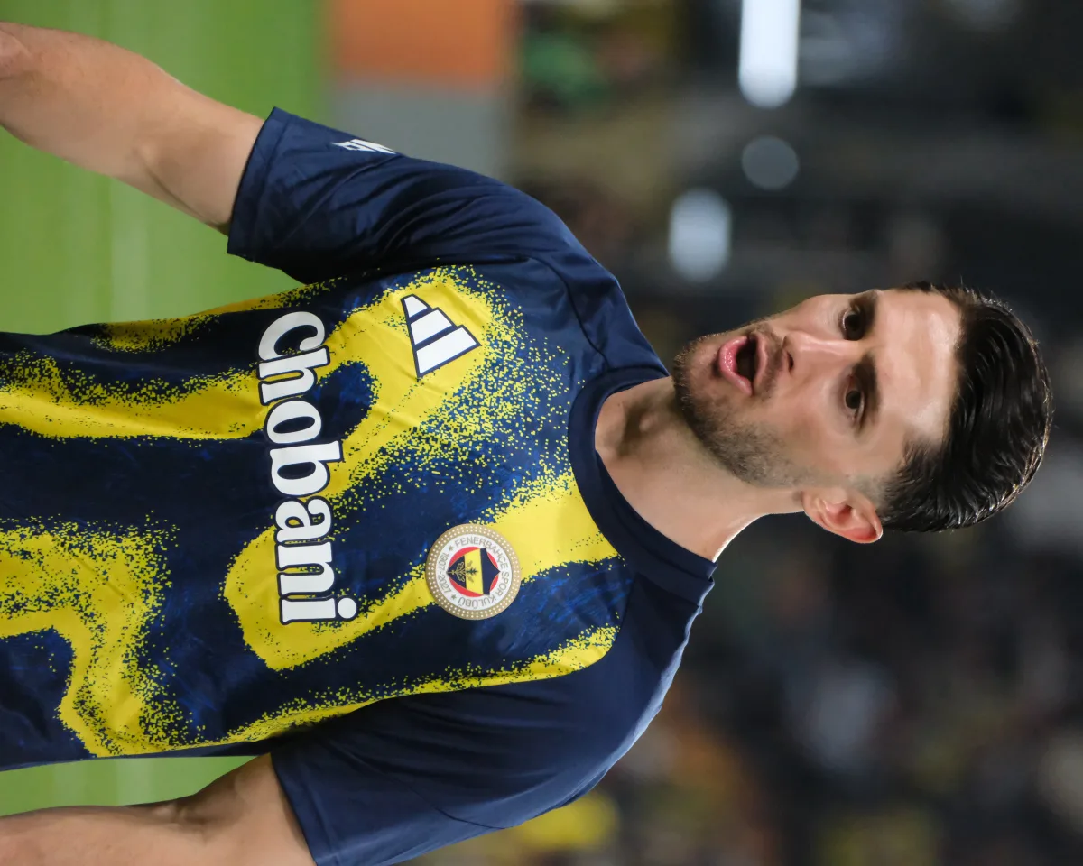 Fenerbahçe forması giyen milli futbolcu İsmail Yüksek'in maç öncesi görünümü