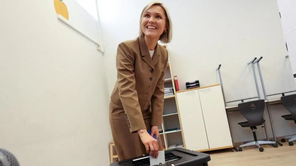 Vote counting in Iceland’s EU referendum with results too close to call