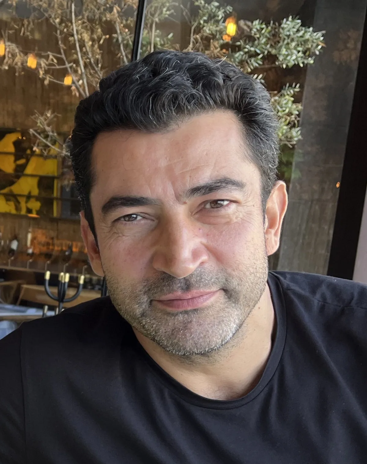Kenan İmirzalıoğlu'nun oyunculuk ve sunuculuk kariyerini temsil eden portre görseli