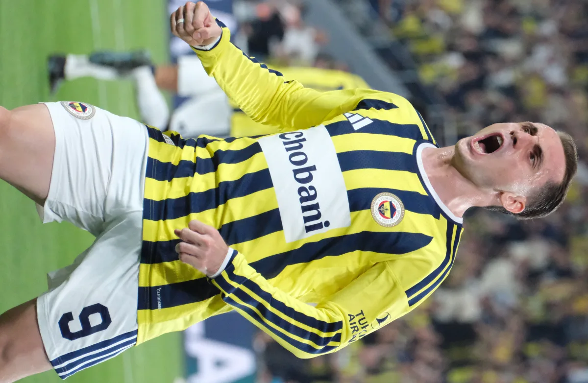 Kerem Aktürkoğlu’nun maç sırasında sahada topa yöneldiği bir futbol karesi