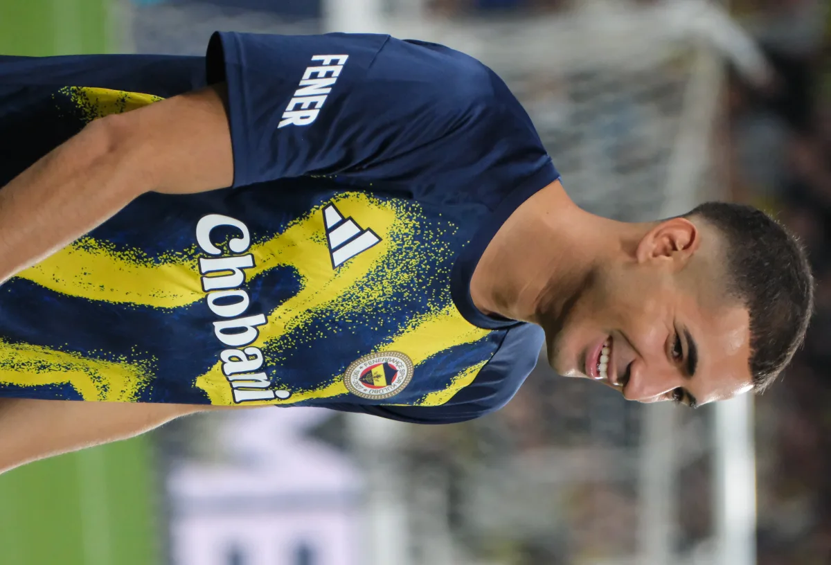 Fenerbahçe ve Türkiye millî takımı formasıyla tanınan sağ bek Mert Müldür
