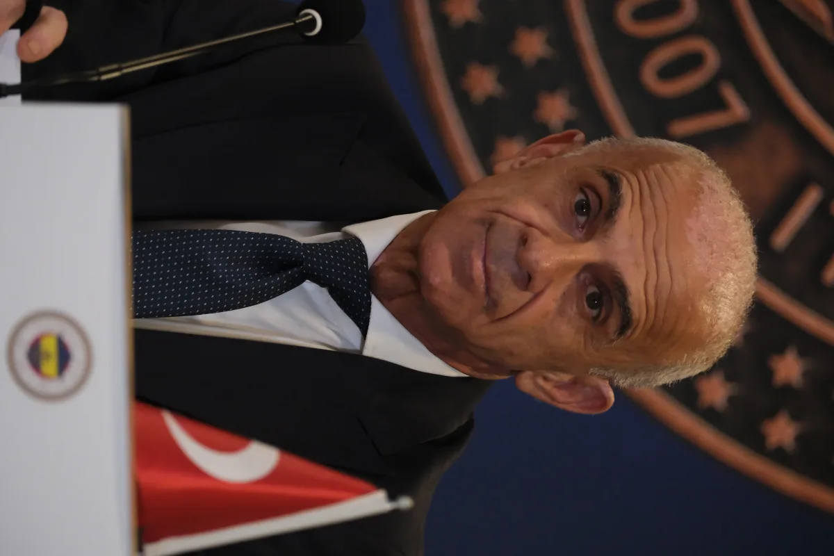 Oğuz Çetin'in futbolculuk ve teknik direktörlük kariyerini yansıtan portre
