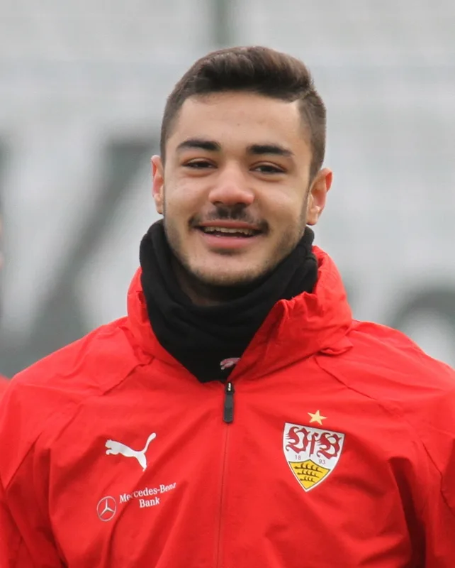 Ozan Kabak’ın profesyonel futbol kariyerini yansıtan sahadaki mücadele anına uygun görsel açıklaması