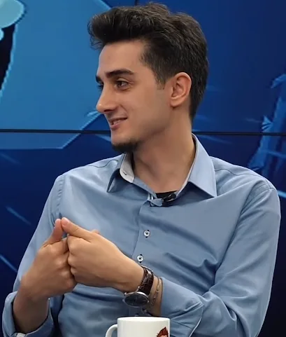 Ruhi Çenet'in YouTube ve belgesel çalışmalarıyla tanındığını anlatan portre görseli