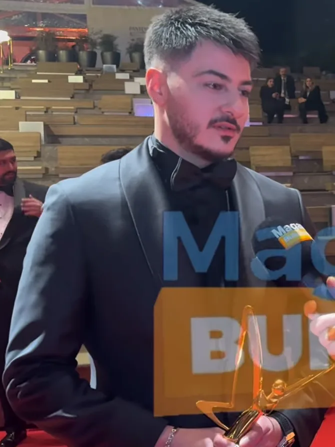 Semicenk'in müzik kariyeri ve ödülleriyle tanıtıldığı biyografi görseli