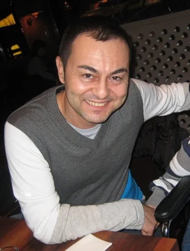 Serdar Ortaç'ın şarkıcılık, söz yazarlığı ve bestecilik kariyerini anlatan tanıtım görseli