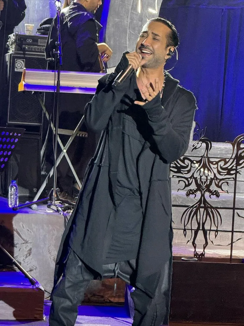 Tan Taşçı'nın sahne performansını yansıtan temsili portre görseli