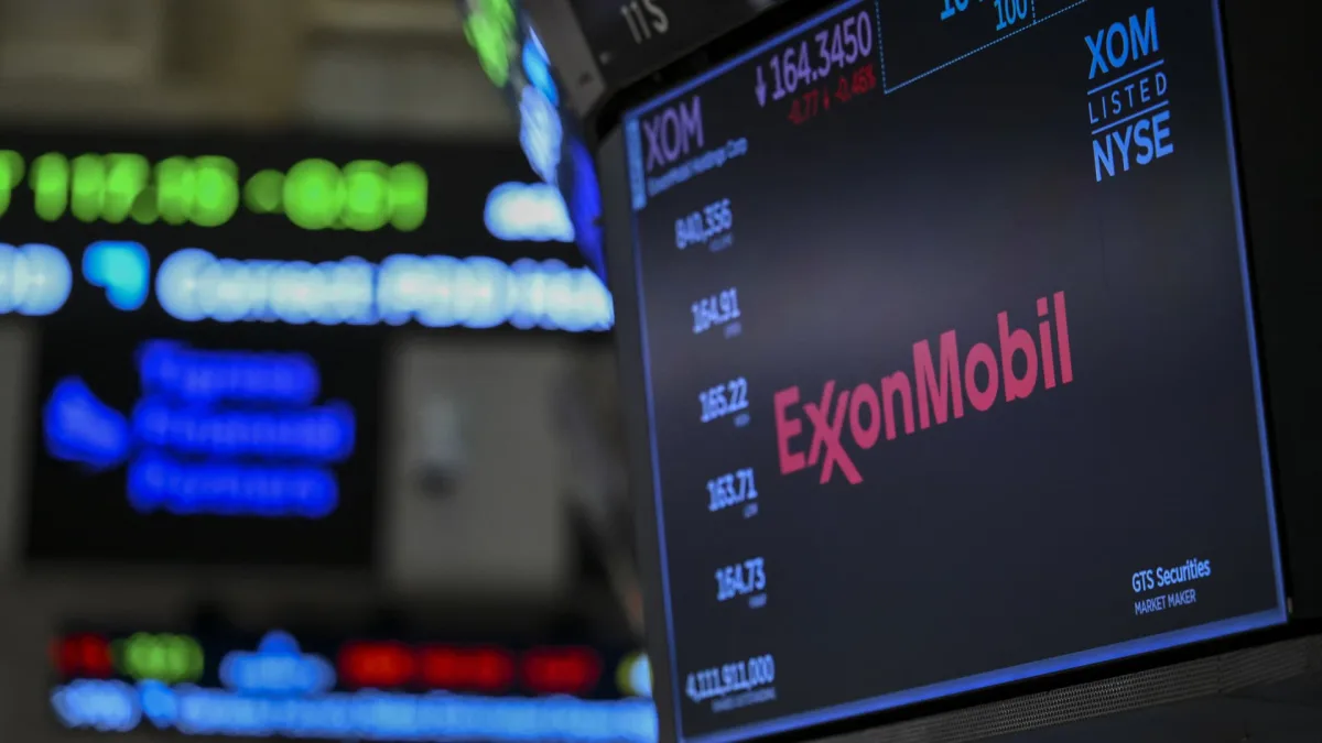 Wall Street ekranında Exxon Mobil, Expand Energy ve Diamondback Energy hisselerine ilişkin veriler