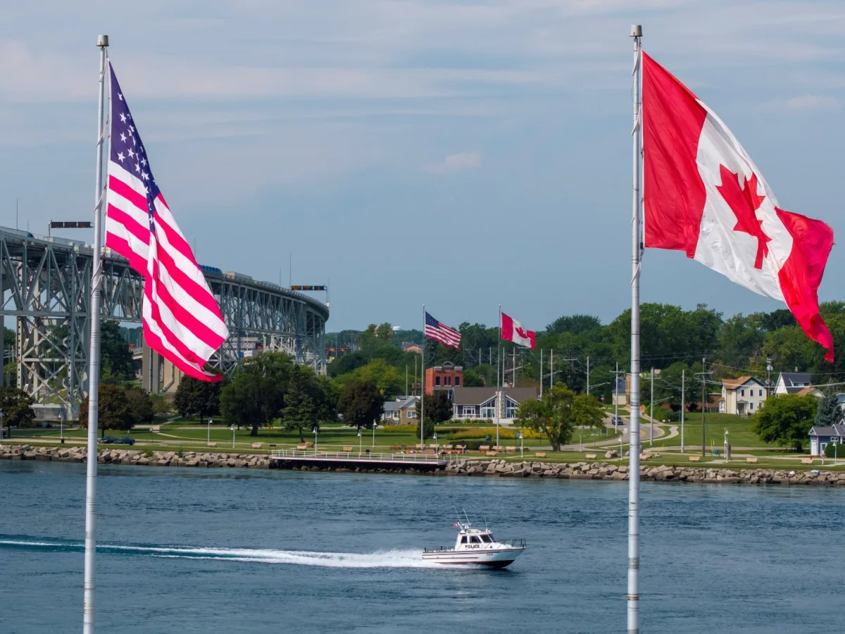 Banderas de Estados Unidos y Canadá frente a una disputa comercial