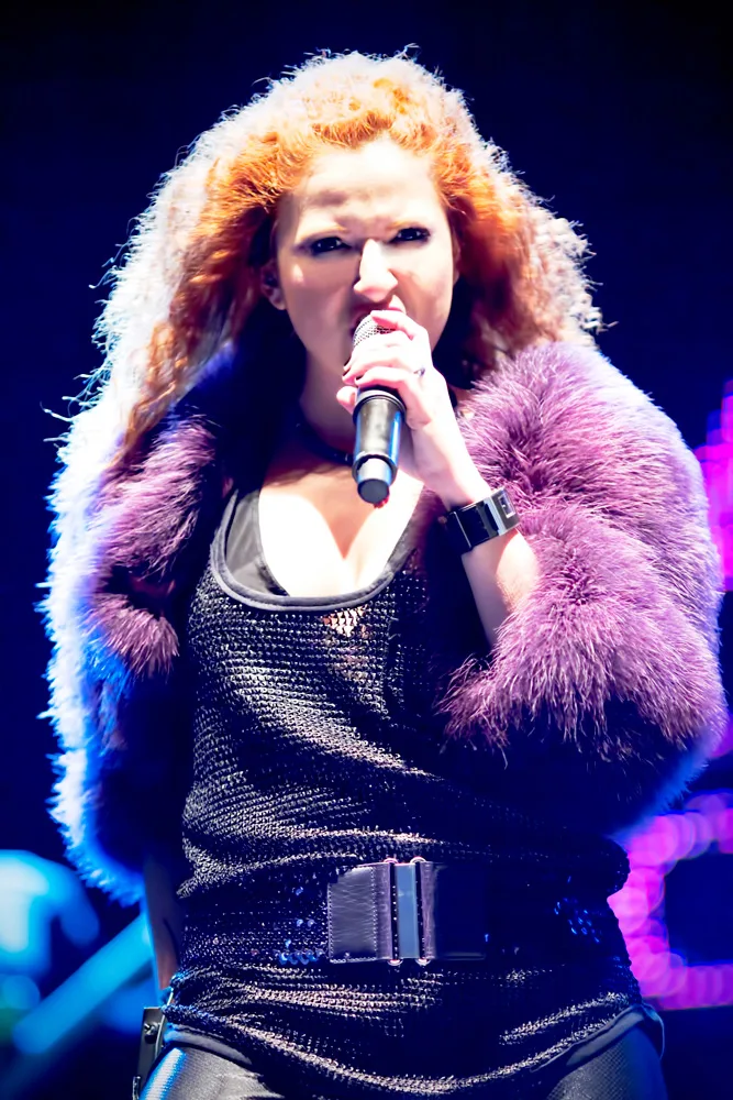 İstanbul doğumlu Türk rock şarkıcısı Aslı Gökyokuş'un sahne performansını betimleyen görsel