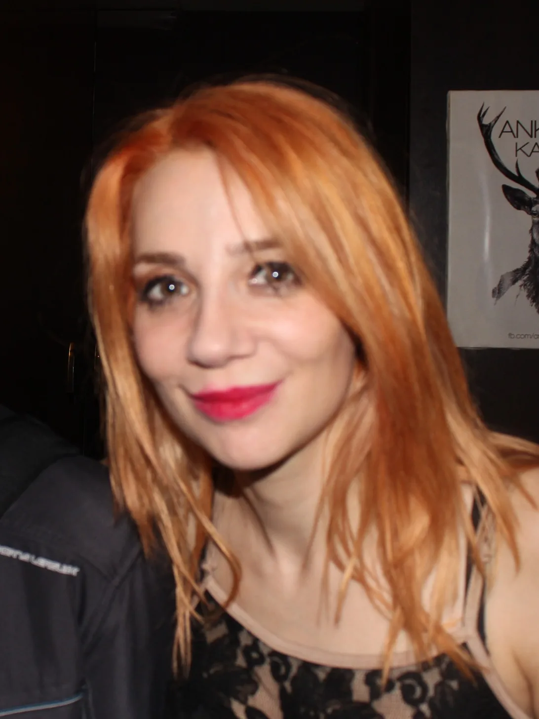 Aylin Aslım'ın sahnede performans sergilerken çekilmiş portre tarzı görseli