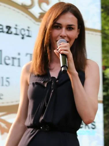 Ayşe Hatun Önal'ın müzik ve mankenlik kariyerini temsil eden portresi