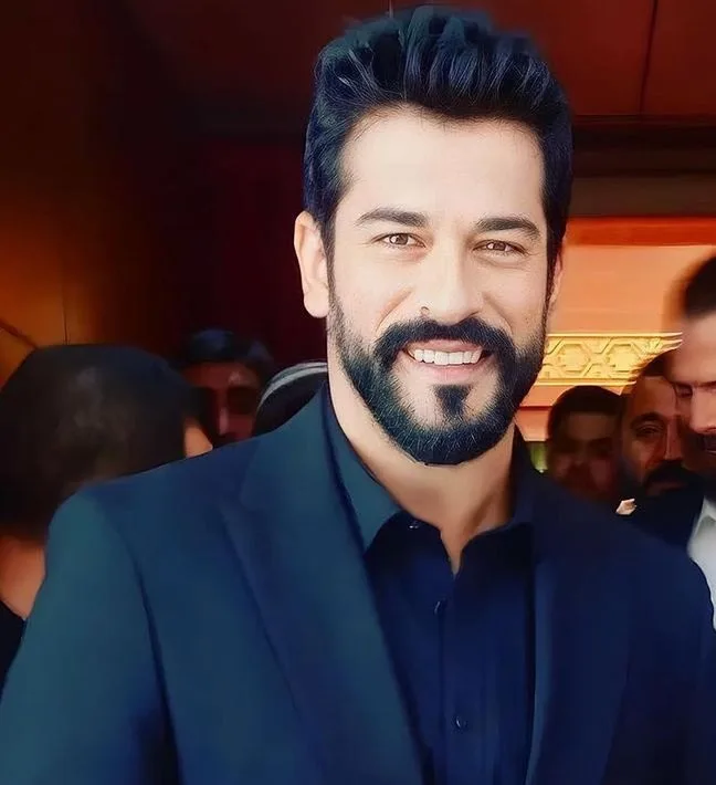 Burak Özçivit'in oyunculuk kariyeri ve rol aldığı öne çıkan yapımları anlatan görsel