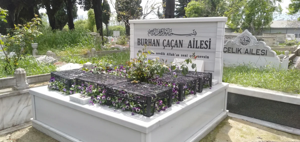 Türk halk müziği sanatçısı Burhan Çaçan'ın sahne ve müzik kariyerini yansıtan portresi