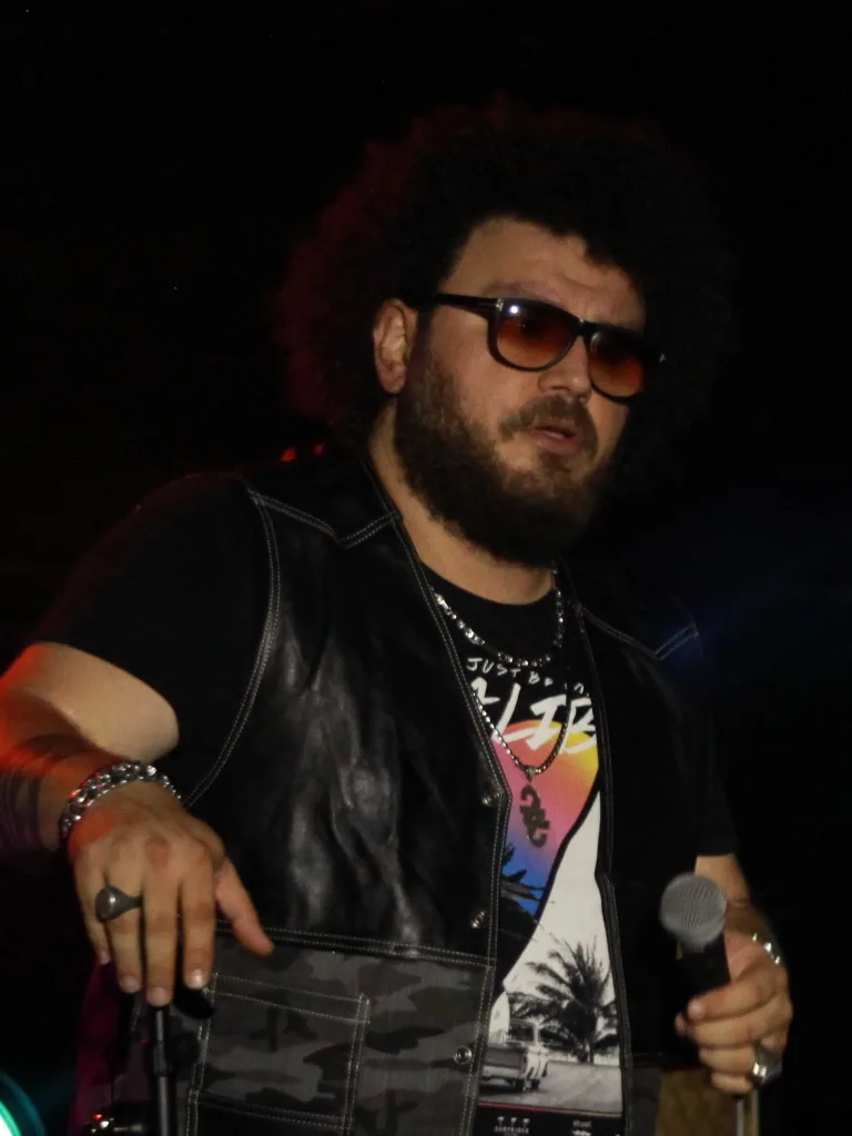 Can Gox olarak tanınan Türk müzisyen Can Göksun’un sahne ve müzik kariyerini anlatan görsel