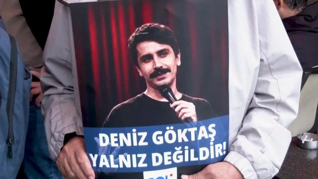 Comedian Deniz Göktaş leaving prison after court orders his release