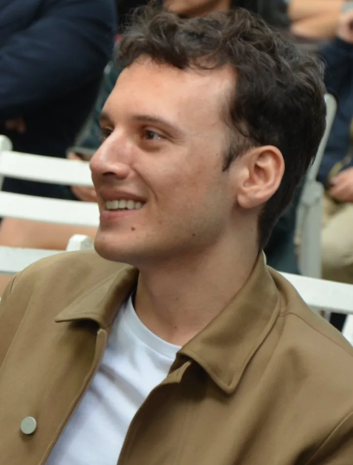 Türk pop şarkıcısı Edis'in sahne performansını yansıtan portre görseli