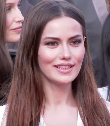 Fahriye Evcen’in oyunculuk kariyerini ve öne çıkan dizi ile film çalışmalarını anlatan görsel