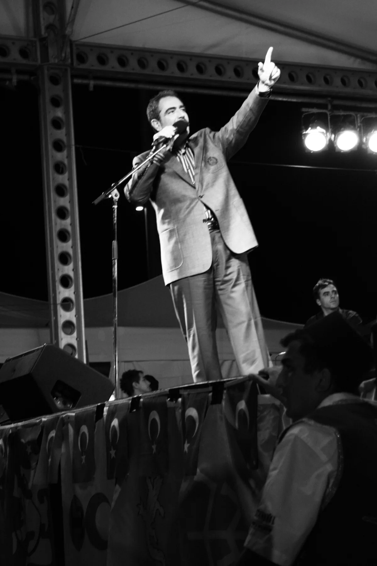 Fatih Kısaparmak'ın sahnede konser veren Türk halk müziği sanatçısı olarak portresi