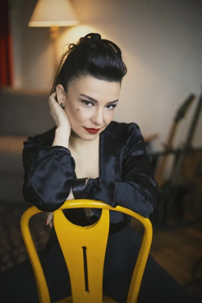 Fatma Turgut'un Model grubu ve solo kariyer dönemlerini yansıtan temsili sahne portresi