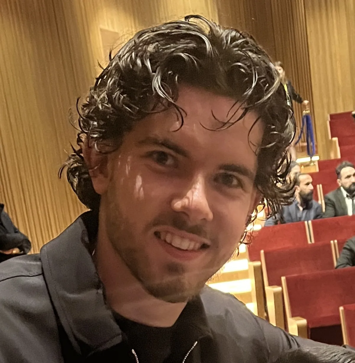 Ferdi Kadıoğlu'nun maç günü forma ile sahada yer aldığı bir futbolcu portresi