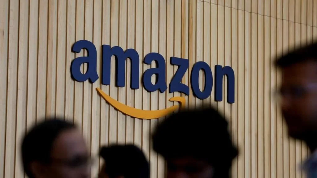 Logo de Amazon y una referencia a la demanda por publicidad en Estados Unidos