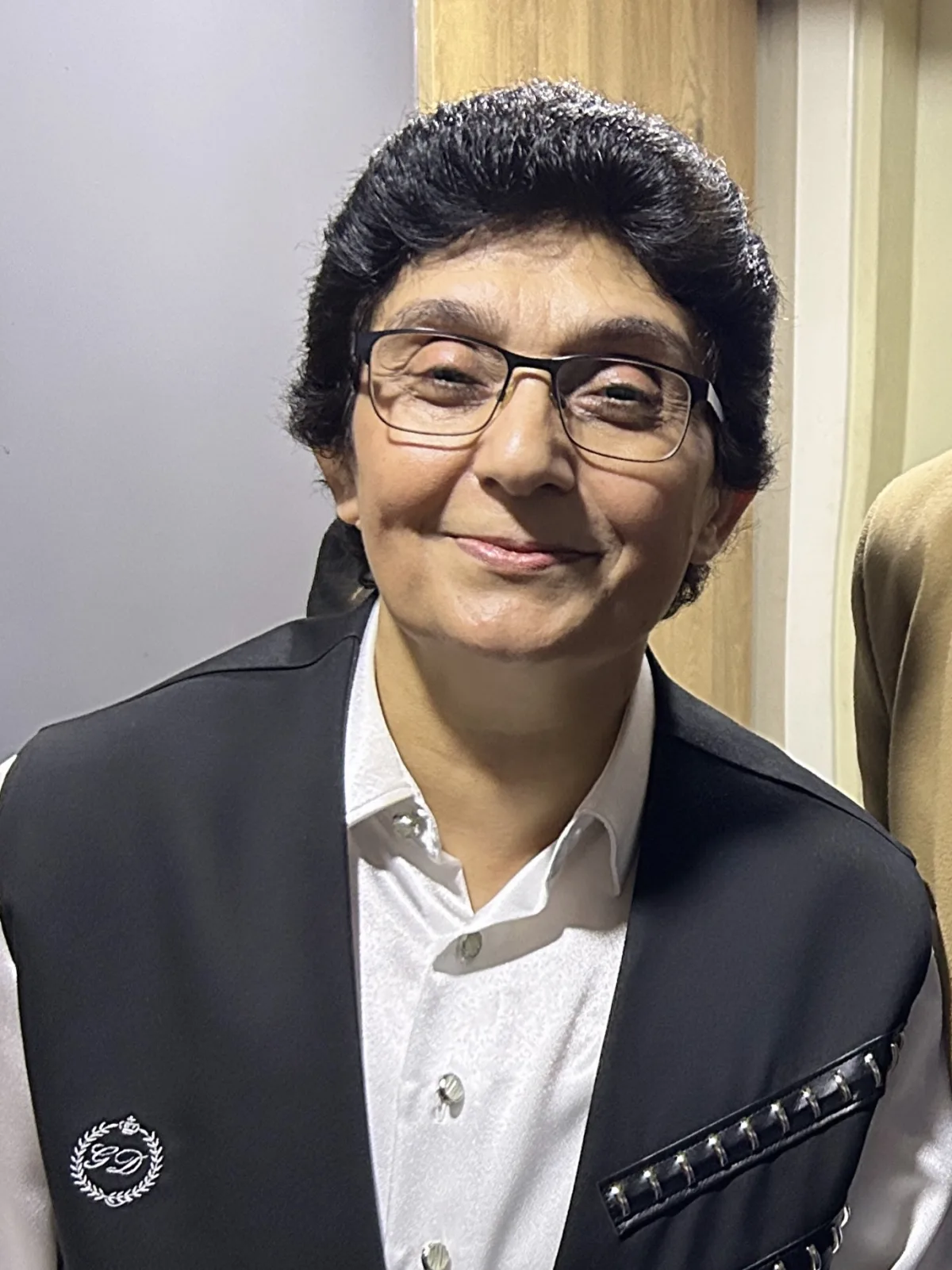 Türk halk müziği sanatçısı Güler Duman'ın sahne performansını yansıtan portresi