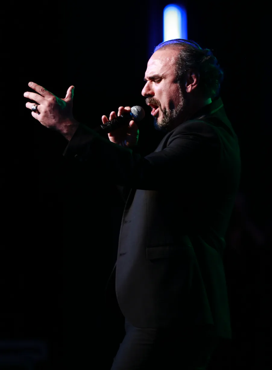 Ankara doğumlu opera sanatçısı ve tenor Hakan Aysev'in sahne kariyerini anlatan görsel