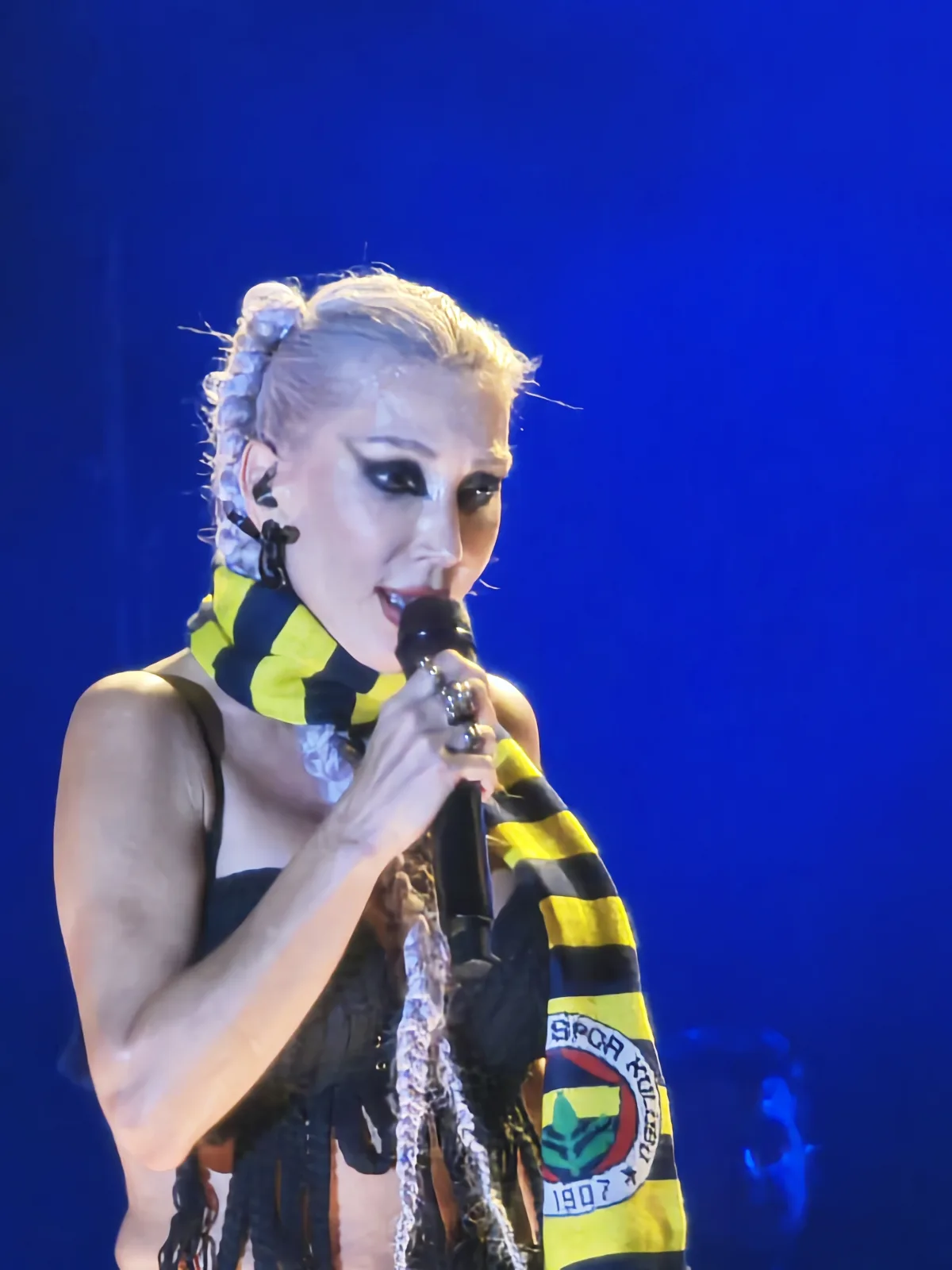 Türk pop şarkıcısı Hande Yener'in sahne performansından bir görünüm