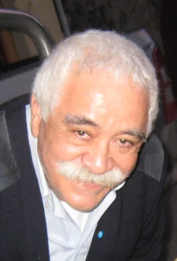 Levent Kırca'nın tiyatro, sinema ve televizyon kariyeriyle tanınan portre fotoğrafı