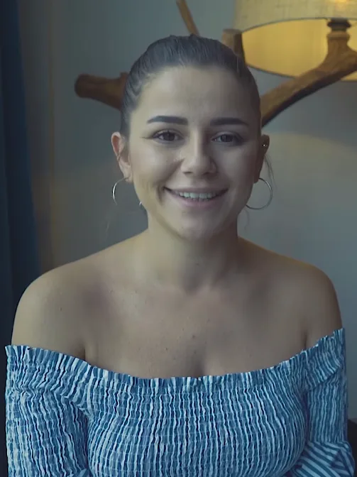 İstanbul doğumlu Türk şarkıcı Merve Özbey'in kariyerini anlatan portre görseli