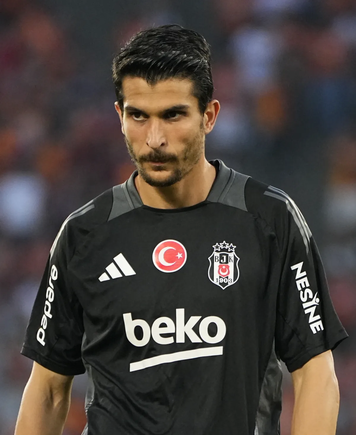 Beşiktaş formasıyla sahada mücadele eden kaptan Necip Uysal