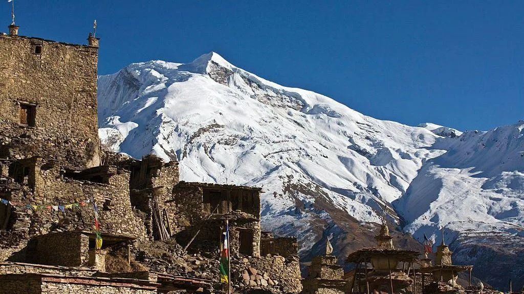 Equipos de rescate buscan desaparecidos tras una avalancha en el Himlung Himal de Nepal