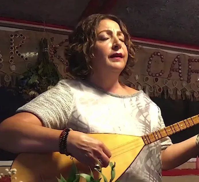 Nilüfer Akbal’ın çok dilli repertuvarıyla tanınan şarkıcı ve sunucu kimliğini yansıtan portre