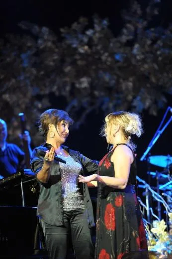 Sahnede performans sergileyen Türk şarkıcı ve oyuncu Nükhet Duru