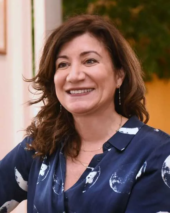 Sedef Ecer'in oyuncu ve yazar kimliğiyle öne çıktığı bir portre fotoğrafı