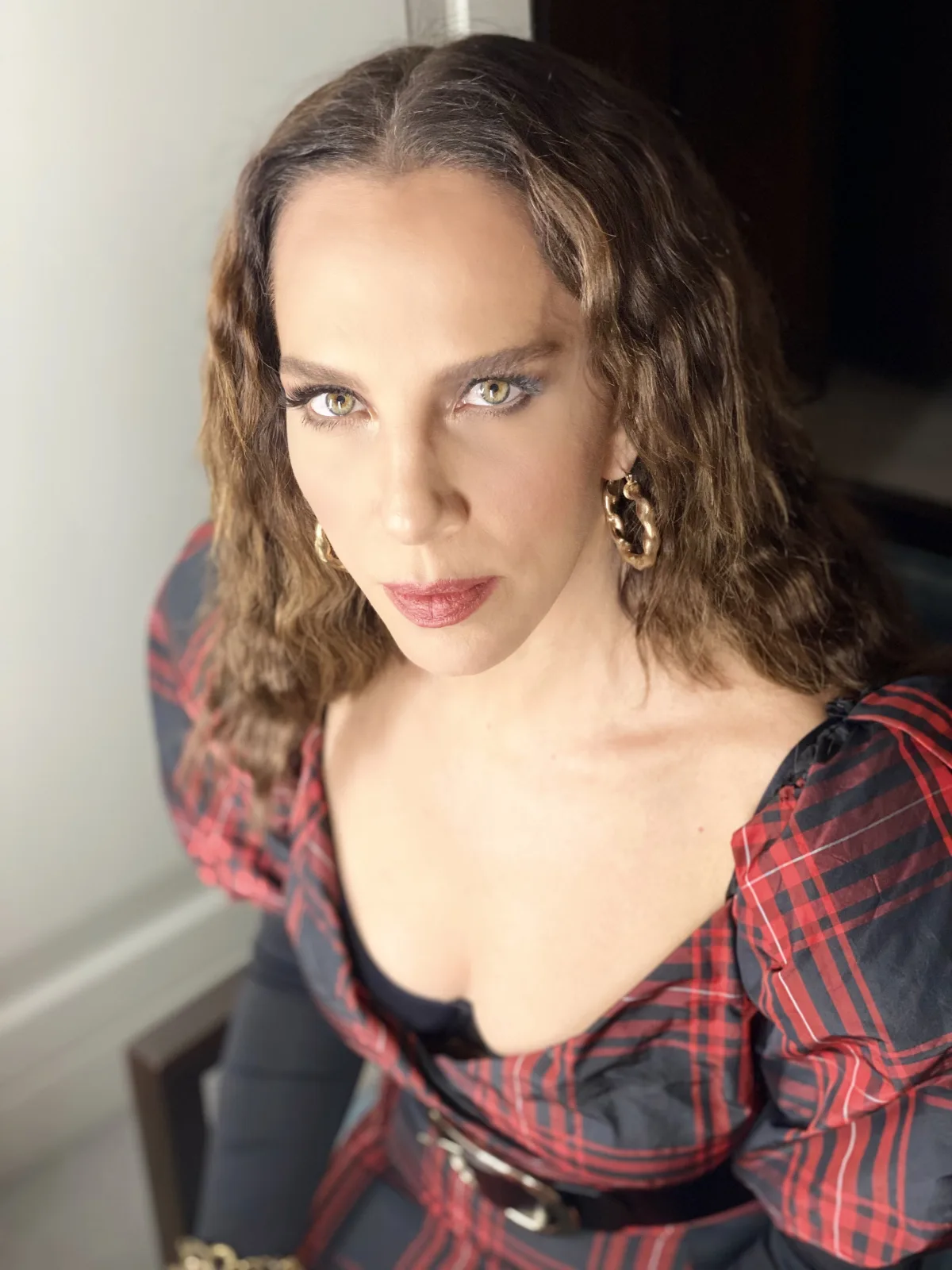 Sertab Erener'in sahnede mikrofonla şarkı söylerken çekilmiş bir portresi