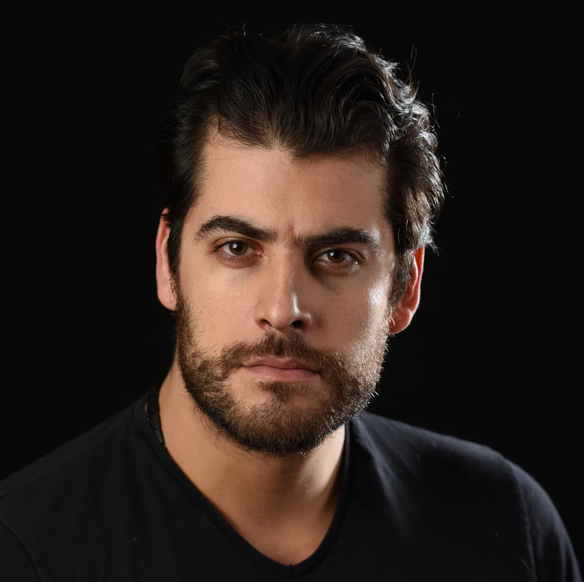 Sinan Güleryüz'ün şarkıcılık, modellik ve spor geçmişini yansıtan portre görseli